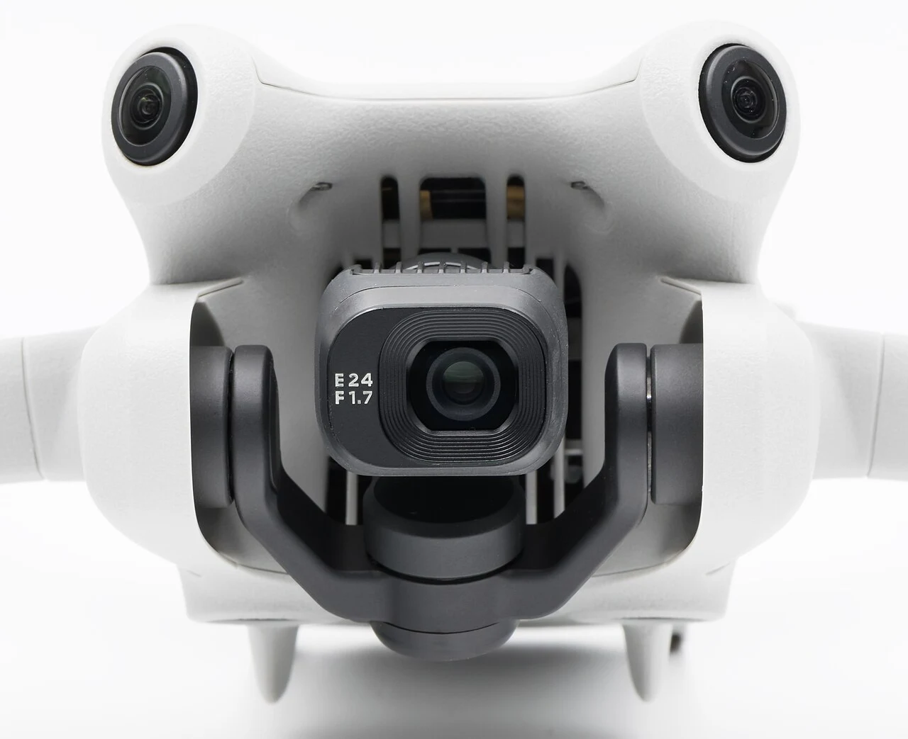 Drone lipat ringan dilihat dari depan