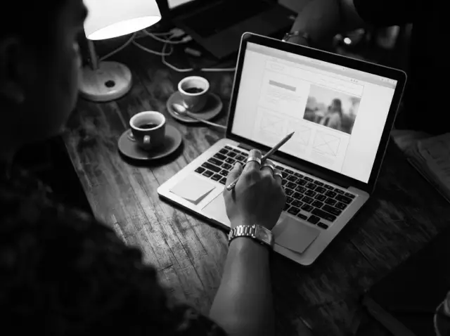 Menandai revisi pada preview website di laptop